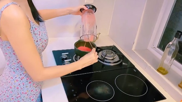 Thủy Tiên làm tương cà cho con gái, fan kêu: Còn cái gì chị không thể tự làm nữa?-3