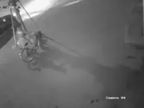 Nghi vấn ô tô 4 chỗ đâm bà cụ tử vong, tài xế kéo thi thể lên vỉa hè và phi tang xe đạp-1