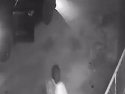 Kẻ trộm mặc áo mưa, phá khóa cửa hàng lấy đi xe máy-1