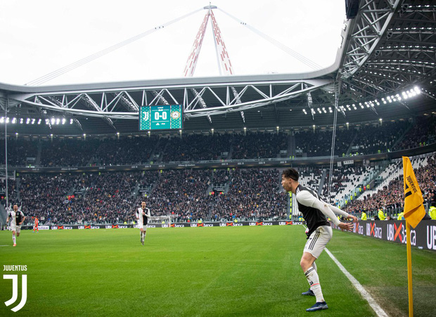 Ronaldo lần đầu lập cú đúp cho CLB sau gần 6 tháng, bạn gái trên khán đài lạnh tanh giơ ngón tay cái như khẳng định: Anh là số 1-2