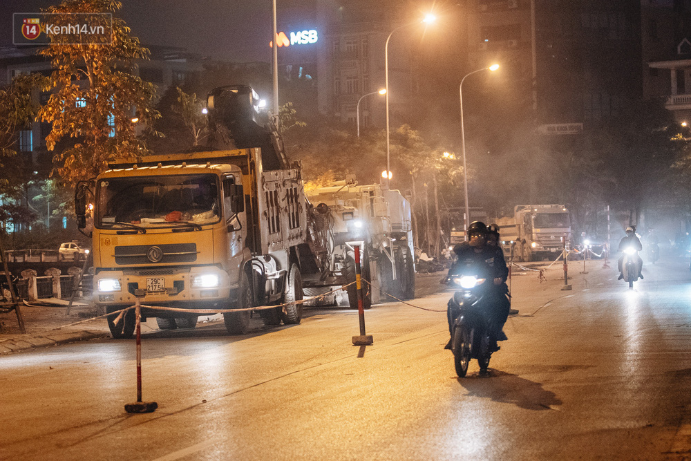 Hà Nội có lẽ bụi nhất về đêm: Sửa đường, công nhân thổi bụi thẳng mặt người đi đường-1