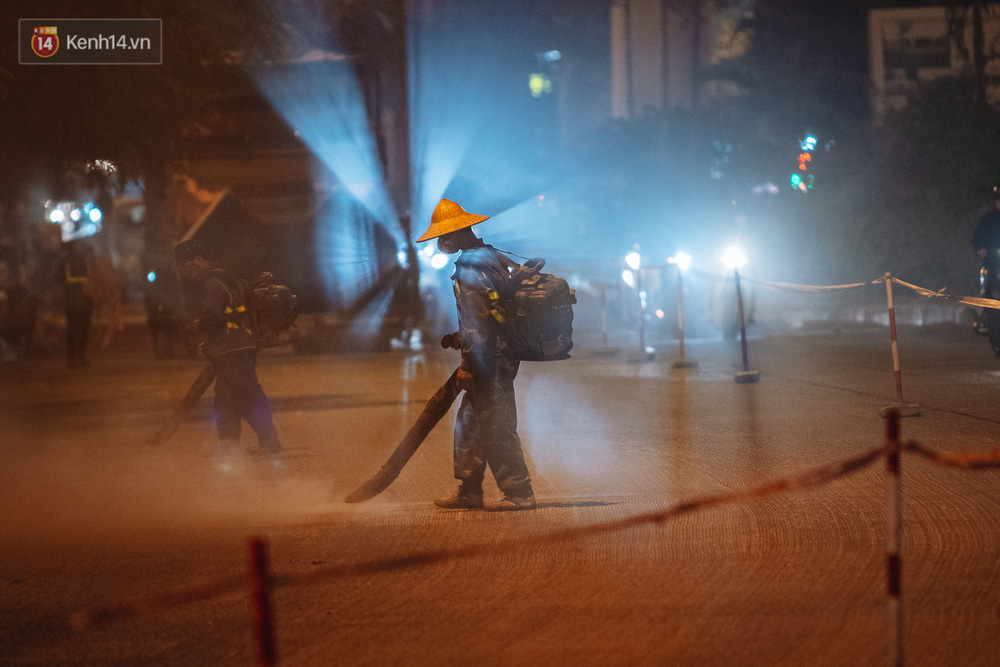 Hà Nội có lẽ bụi nhất về đêm: Sửa đường, công nhân thổi bụi thẳng mặt người đi đường-2