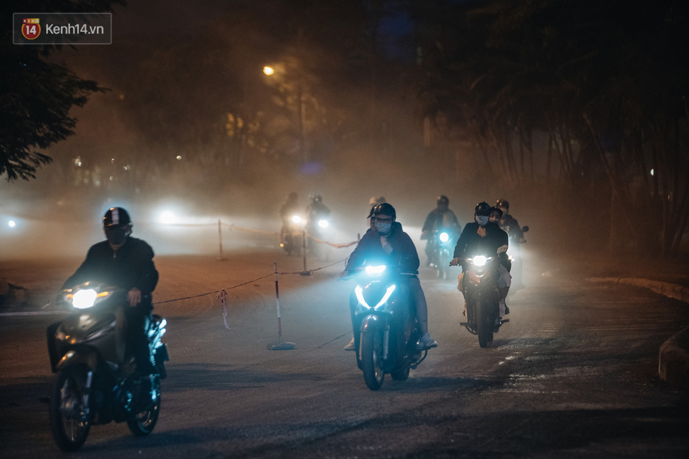 Hà Nội có lẽ bụi nhất về đêm: Sửa đường, công nhân thổi bụi thẳng mặt người đi đường-3