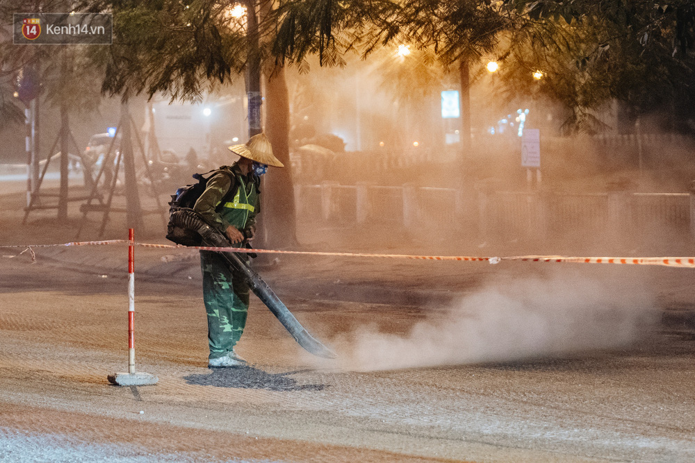 Hà Nội có lẽ bụi nhất về đêm: Sửa đường, công nhân thổi bụi thẳng mặt người đi đường-4
