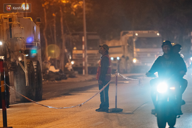 Hà Nội có lẽ bụi nhất về đêm: Sửa đường, công nhân thổi bụi thẳng mặt người đi đường-5