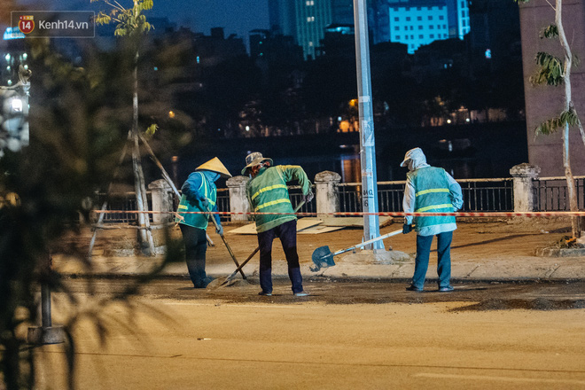 Hà Nội có lẽ bụi nhất về đêm: Sửa đường, công nhân thổi bụi thẳng mặt người đi đường-6