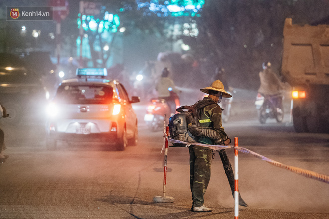 Hà Nội có lẽ bụi nhất về đêm: Sửa đường, công nhân thổi bụi thẳng mặt người đi đường-7