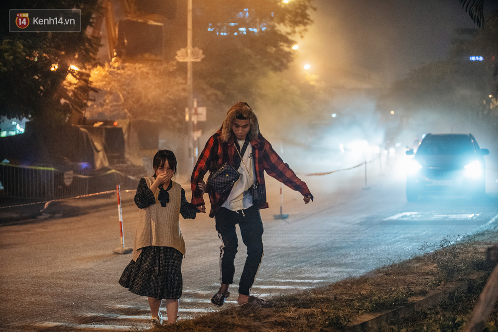 Hà Nội có lẽ bụi nhất về đêm: Sửa đường, công nhân thổi bụi thẳng mặt người đi đường-10