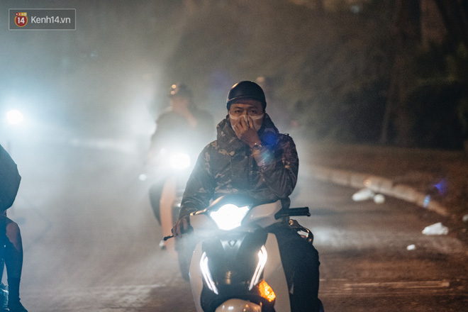 Hà Nội có lẽ bụi nhất về đêm: Sửa đường, công nhân thổi bụi thẳng mặt người đi đường-11