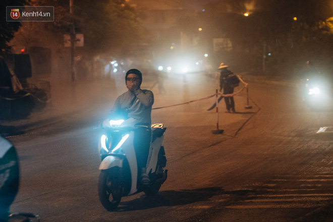 Hà Nội có lẽ bụi nhất về đêm: Sửa đường, công nhân thổi bụi thẳng mặt người đi đường-12
