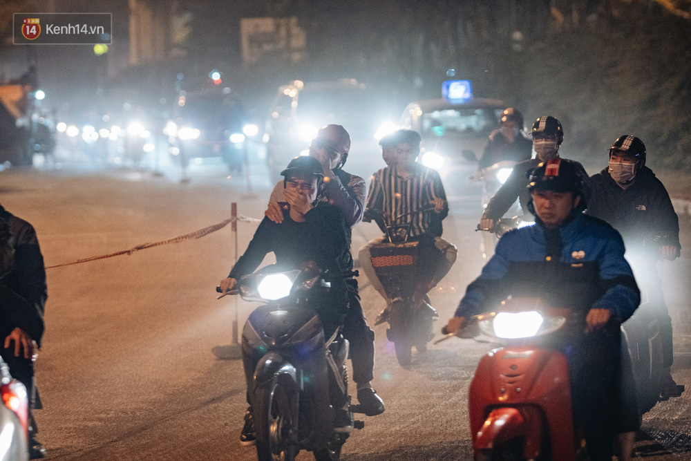 Hà Nội có lẽ bụi nhất về đêm: Sửa đường, công nhân thổi bụi thẳng mặt người đi đường-9