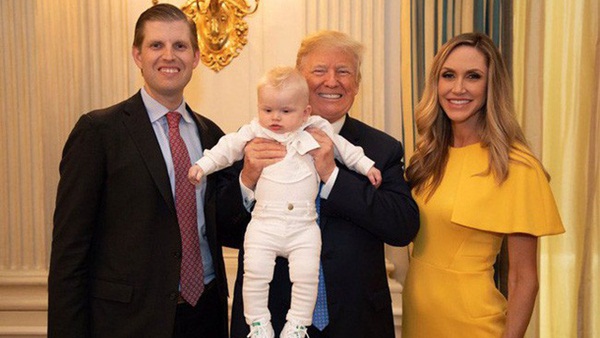 Cháu út của Tổng thống Trump gây sốt trên mạng với vẻ ngoài và thần thái không thể xem thường được-3