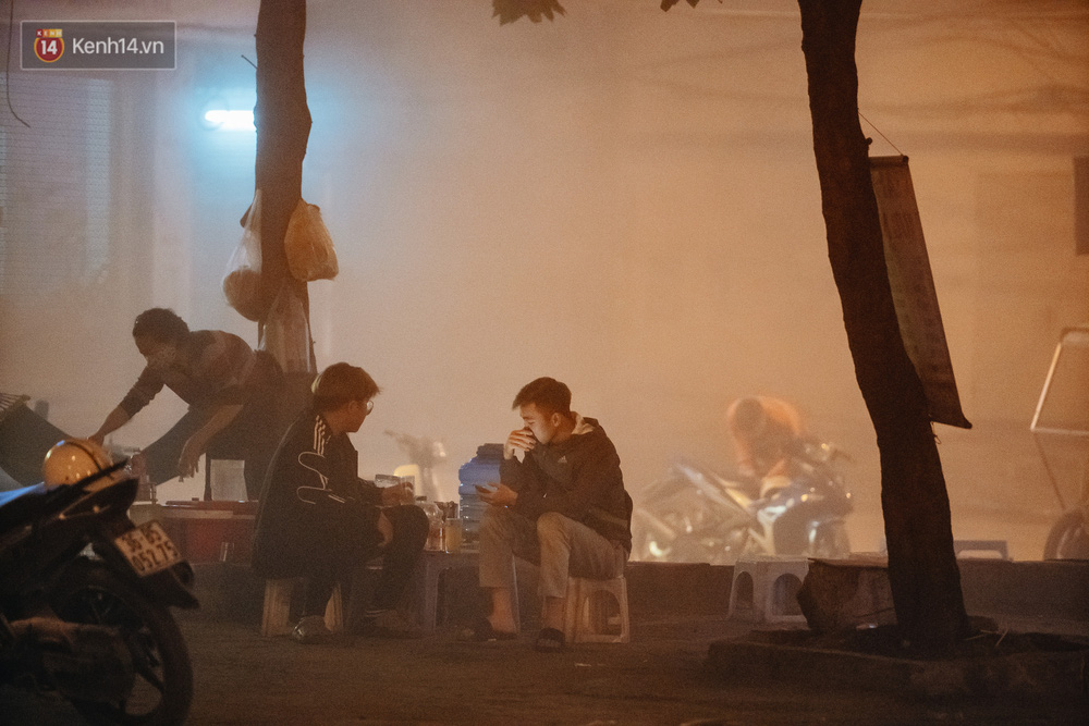 Hà Nội có lẽ bụi nhất về đêm: Sửa đường, công nhân thổi bụi thẳng mặt người đi đường-14