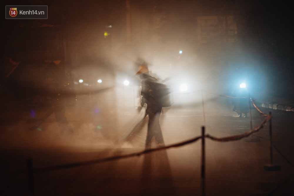 Hà Nội có lẽ bụi nhất về đêm: Sửa đường, công nhân thổi bụi thẳng mặt người đi đường-15