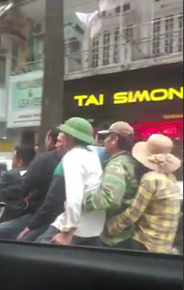 Xuất hiện clip 7 anh em trên một chiếc xe Dream, dân mạng thắc mắc: Limousine mui trần trên đường lên phường hay gì?-1