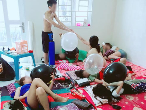 Chuyện của những dân chơi từ nghiện đến... ngáo vì bóng cười: Bao giờ chị định về, em lại dúi vào tay chị quả bóng nữa nhé!-5