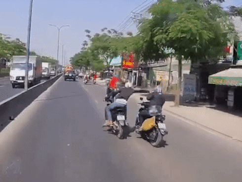 Tên cướp vào tận trong nhà giật dây chuyền-1