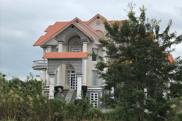 Nhìn gần căn biệt thự nghi bị nã đạn của đại gia Cà Mau-3