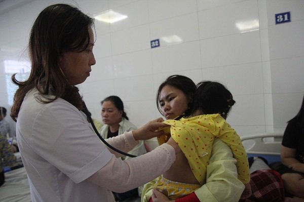 Trẻ ồ ạt nhập viện, thuốc điều trị cúm tăng từ 45.000 đến 180.000 đồng/viên vẫn không có để bán-1