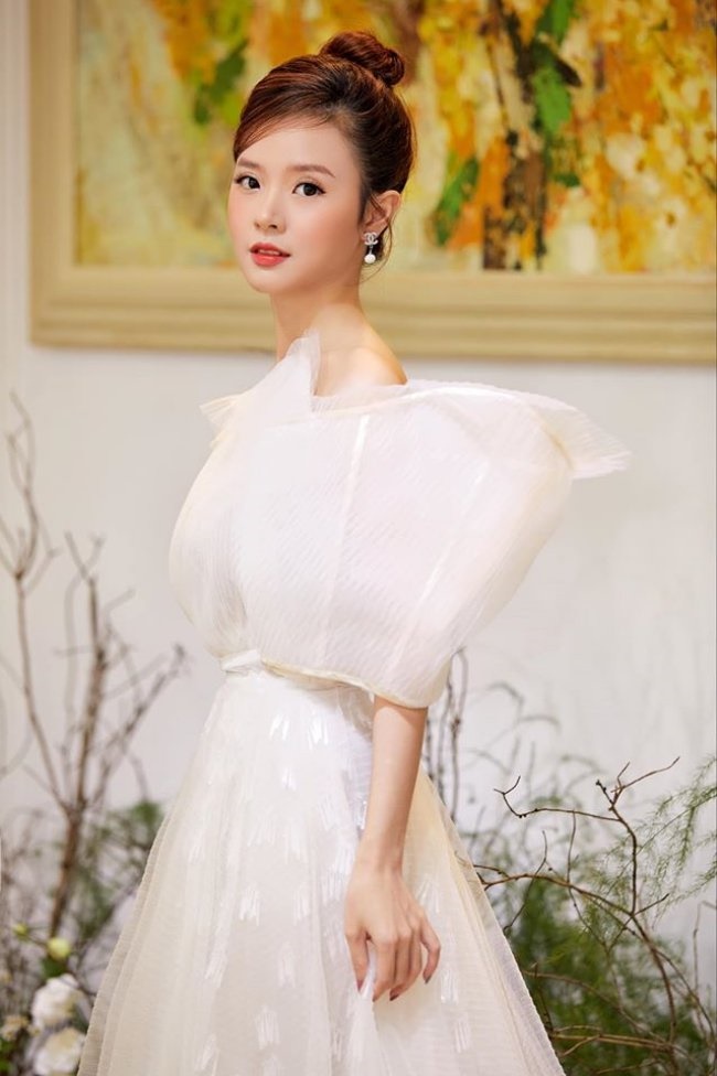 Dàn hot girl đời đầu ở ngưỡng tuổi 30: Người có nhà 100 tỷ, kẻ tài sản triệu đô-9