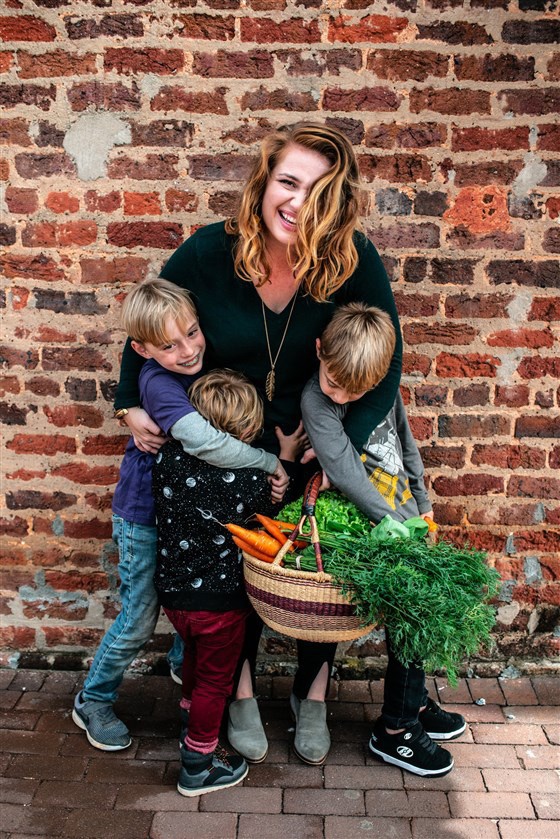 Con đấm bạn cùng lớp, mẹ nghe xong câu chuyện liền dẫn đi ăn kem, nhiều phụ huynh gật gù: Khen thưởng là đúng!-3