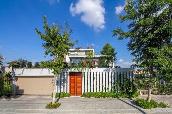 Mê mẩn ngôi nhà 3 tầng đan xen khu vườn xanh mướt-1