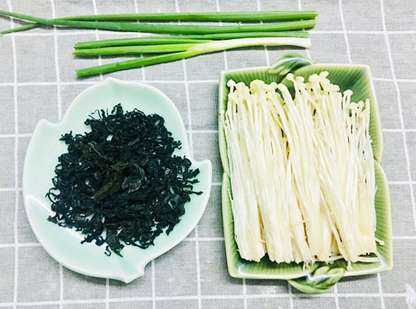 Thanh mát, dễ làm: Canh rong biển nấm kim châm-1