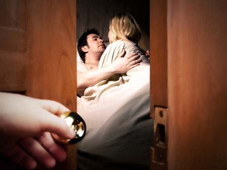 Nghẹt thở khi phát hiện chồng bận rộn vì mỗi tuấn ngủ chung với vợ cũ 5 tối-1