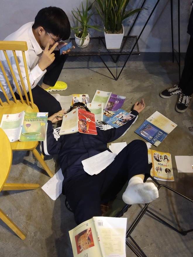 Cảnh ôn thi qua những bức ảnh trên mạng-6