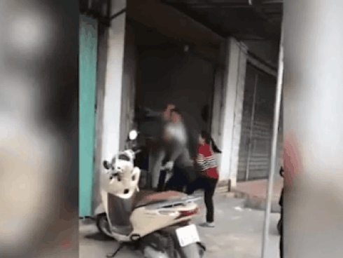 CLIP: Hồn nhiên xuống xe giữa đường, hành động sau đó của cô gái khiến cặp vợ chồng suýt lao xuống ao-1