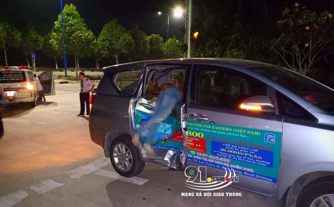 Clip: Đâm vào sườn ô tô, thanh niên chạy xe máy vắt ngang cửa kính, tử vong-1