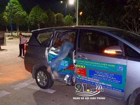 Clip: Đâm vào sườn ô tô, thanh niên chạy xe máy vắt ngang cửa kính, tử vong