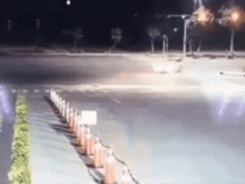 Xe máy chạy tốc độ cao lao thẳng vào ôtô