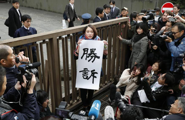 Vụ nữ nhà báo bị cấp trên tấn công tình dục chấn động Nhật Bản: Nạn nhân được bồi thường 700 triệu đồng, bật khóc vì vui mừng trước tòa-1