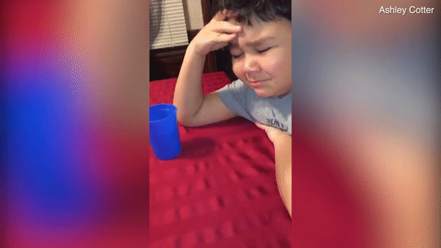 Khoảnh khắc xúc động và đáng yêu của một cậu bé từng mắc bệnh ung thư: Nức nở khóc trong lần uống thuốc cuối cùng-1