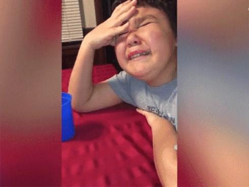 Khoảnh khắc xúc động và đáng yêu của một cậu bé từng mắc bệnh ung thư: Nức nở khóc trong lần uống thuốc cuối cùng