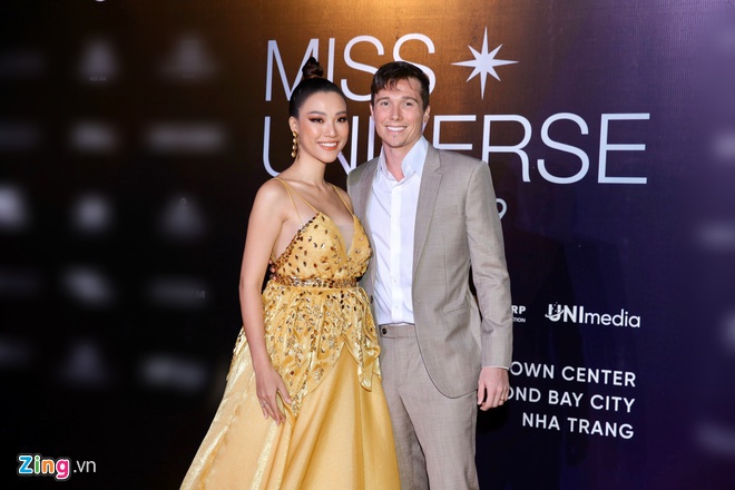 MC Hoàng Oanh khóc khi chồng trở lại Singapore-2