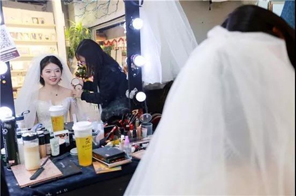 Đẳng cấp của một rich kid lấy chồng là đây: Mang cả sổ đỏ và xe hơi BMW ra để cầu hôn, còn khẳng định rất ngầu Anh không có gì cả em cũng lấy”-1