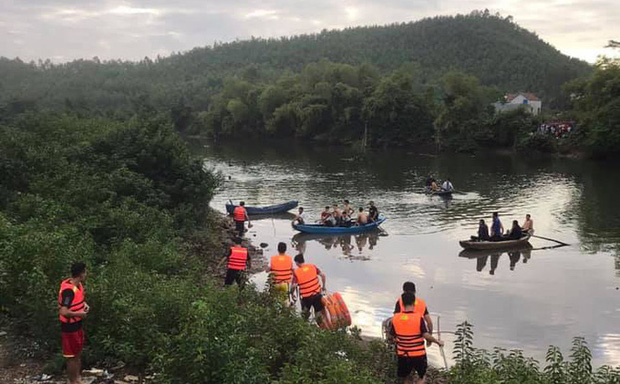 Thuyền chở 7 người ngắm cảnh trên sông bị lật, 2 cha con thiệt mạng-1