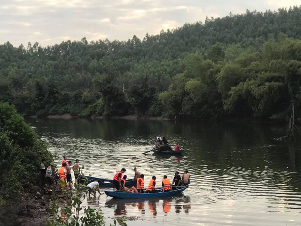 Thuyền chở 7 người ngắm cảnh trên sông bị lật, 2 cha con thiệt mạng-2
