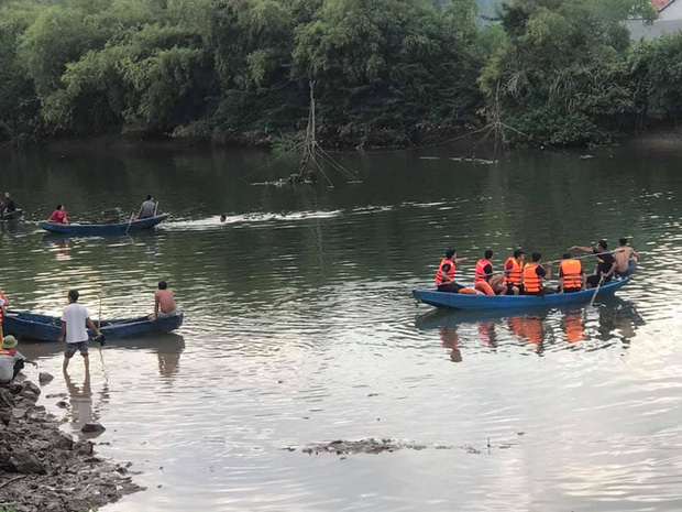 Thuyền chở 7 người ngắm cảnh trên sông bị lật, 2 cha con thiệt mạng-3