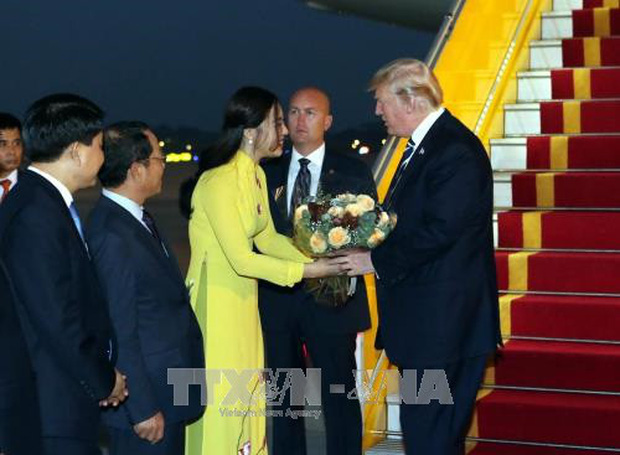 Đã 2 năm trôi qua, nữ sinh từng có vinh dự tặng hoa Tổng thống Donald Trump bây giờ ra sao?-1