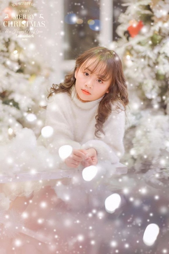 Bé Bống Hoa hồng trên ngực trái khiến dân tình ngây ngất khi khoe bộ ảnh mừng Giáng sinh-1