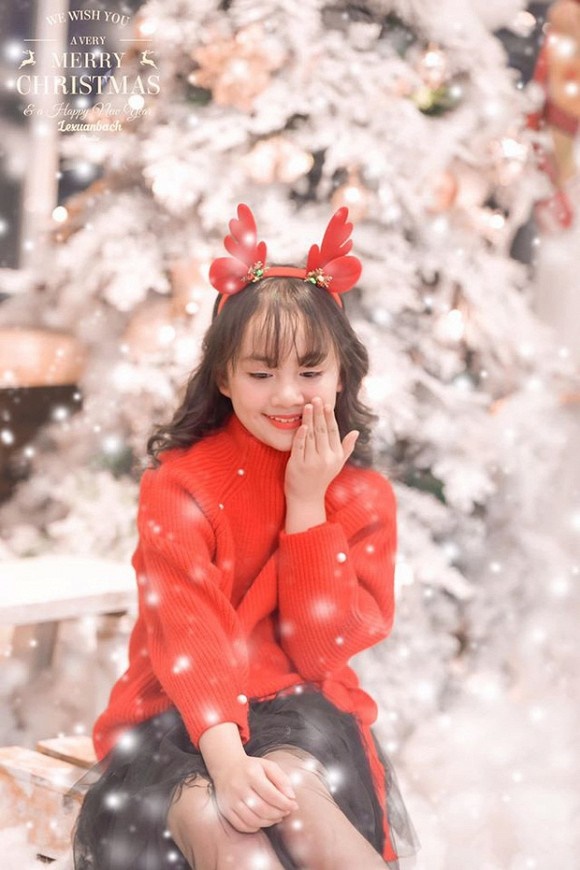 Bé Bống Hoa hồng trên ngực trái khiến dân tình ngây ngất khi khoe bộ ảnh mừng Giáng sinh-4