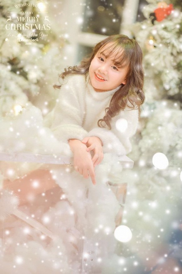 Bé Bống Hoa hồng trên ngực trái khiến dân tình ngây ngất khi khoe bộ ảnh mừng Giáng sinh-6