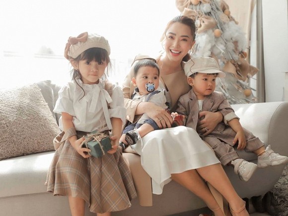 Hải Băng hạnh phúc bên ba con trong bộ ảnh đón Noel-1