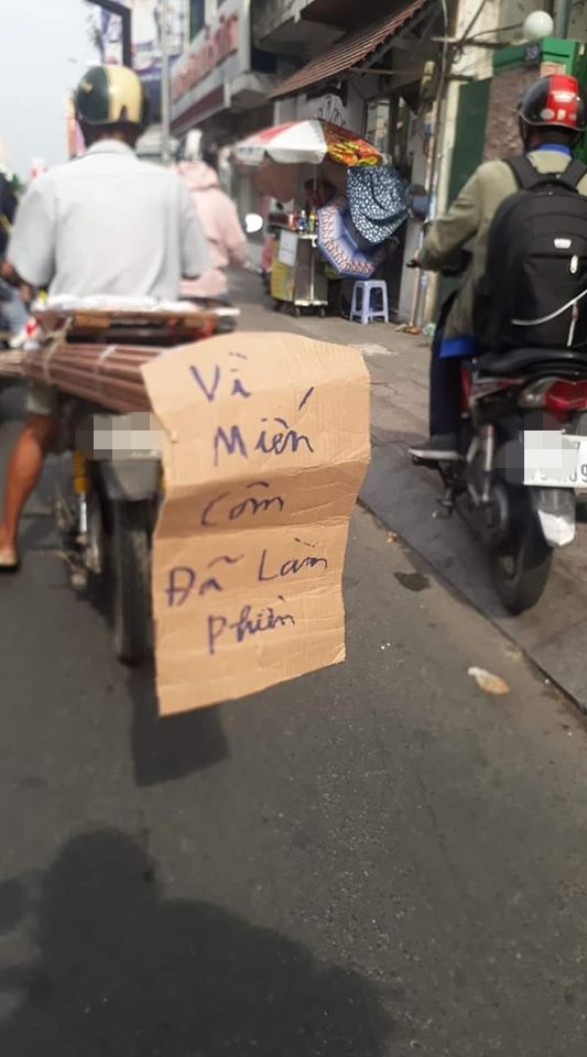 Người đàn ông chạy xe máy trên phố và tấm biển 6 chữ khiến tất cả vừa giận vừa thương-1