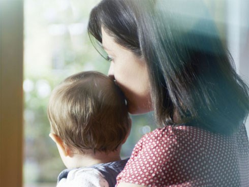 Đến công viên, tôi vô tình trông thấy một đứa trẻ giống hệt mình, vội chạy theo bé thì phát hiện bí mật động trời của người vợ cũ