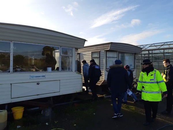 Phát hiện 5 người Việt sống như nô lệ trong hoàn cảnh khổ sở, tù túng tại một vườn ươm cây ở nước Anh-1