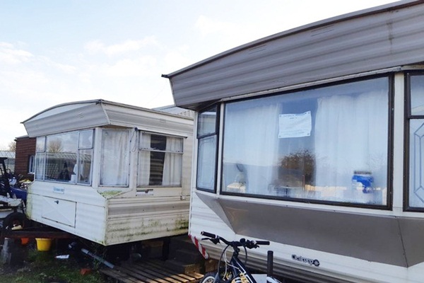 Phát hiện 5 người Việt sống như nô lệ trong hoàn cảnh khổ sở, tù túng tại một vườn ươm cây ở nước Anh-2